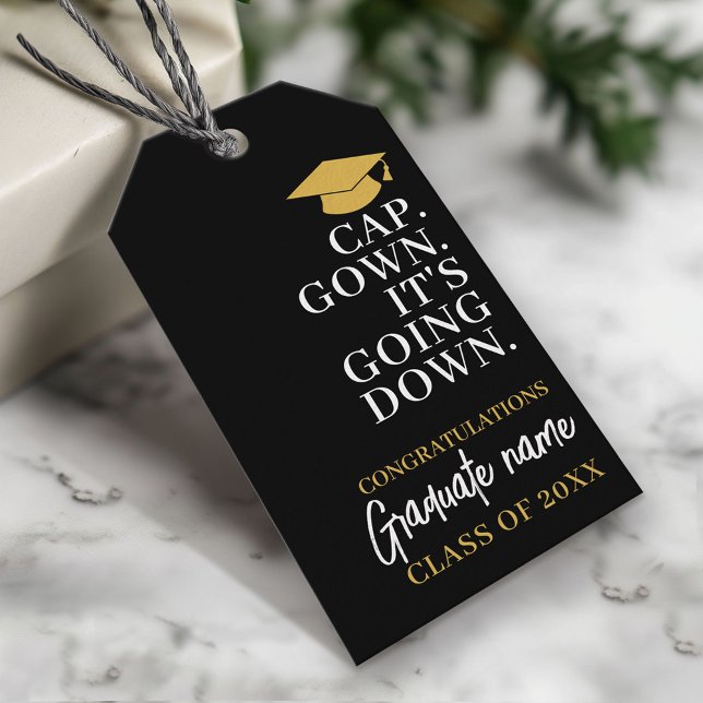 Cap Gown Es geht nach unten - Name Moderner Abschl Geschenkanhänger (Custom Graduation Gift Tag - Modern Black and Gold Design)
