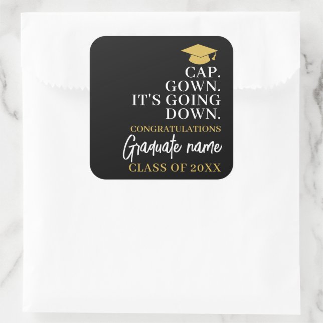 Cap Gown Es geht nach unten - Name Moderner Abschl Quadratischer Aufkleber (Tasche)