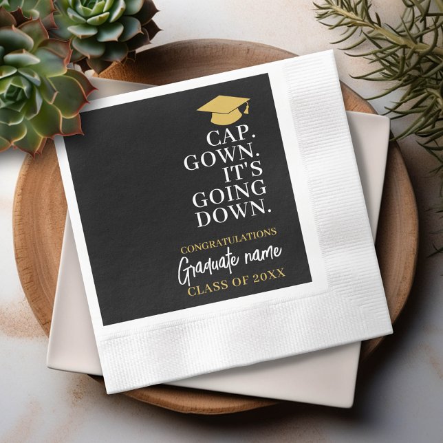 Cap Gown Es geht nach unten - Name Moderner Abschl Serviette (Custom Graduation Party Napkin - Modern Black and Gold Design with Grad's Name)
