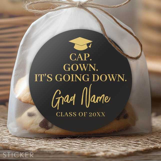 Cap Gown Es geht runter - Grand Name - Black Gold Runder Aufkleber (Custom Graduation Sticker - Favor Stickers or Envelope Label)