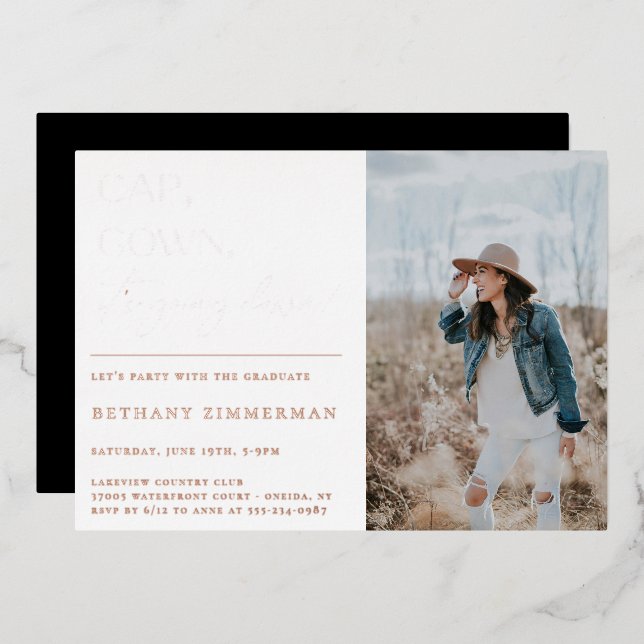 Cap Gown Es geht zur Absolventen-Party Folieneinladung (Vorderseite/Rückseite)