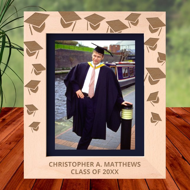 Cap N Tassel Cascade 8 x 10P Cooler Abschluss Bild Geätzte Rahmen (A cascade of caps and tassels sets this etched graduation picture frame apart)