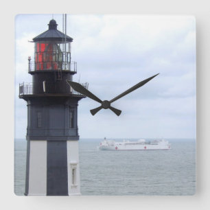 Cape Henry Lighthouse With A Ship Quadratische Wanduhr