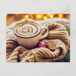 Cappuccino mit Weihnachtsdekoration in einer Decke Feiertagspostkarte