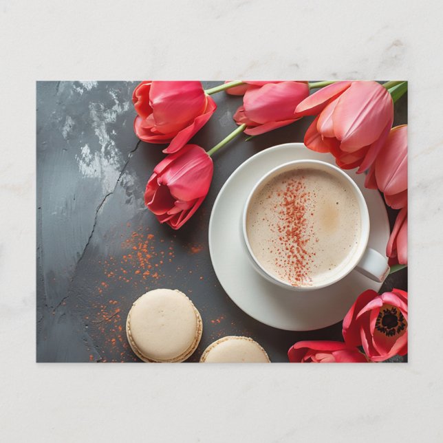 Cappuccino und Macarons umringt von Tulpen  Postkarte (Vorderseite)