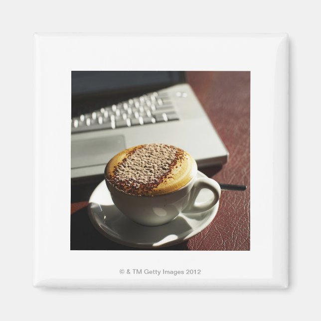 Cappuccino vor dem Laptop Magnet (Vorne)