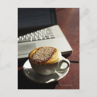 Cappuccino vor dem Laptop Postkarte