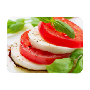 Caprese Salat. Tomate- und Mozzarellascheiben Magnet