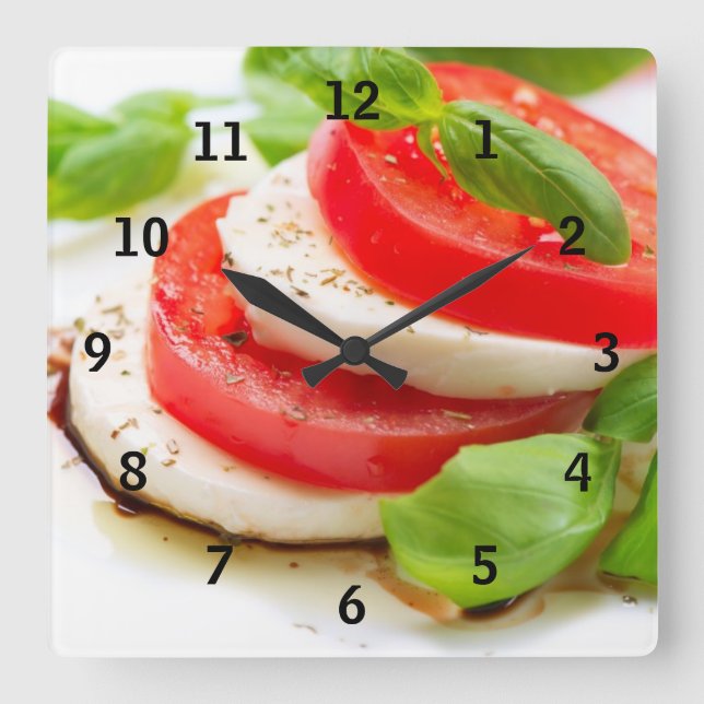Caprese Salat. Tomate- und Mozzarellascheiben Quadratische Wanduhr (Vorderseite)
