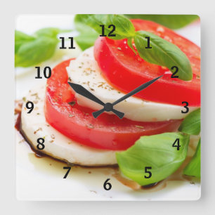Caprese Salat. Tomate- und Mozzarellascheiben Quadratische Wanduhr