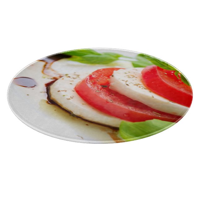 Caprese Salat. Tomate- und Mozzarellascheiben Schneidebrett (Ecke)