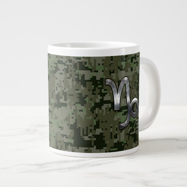 Capricorn Zodiac Sign auf Woodland Digital Camoufl Jumbo-Tasse (Vorderseite Rechts)