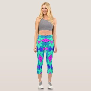 Capris, ein geometrisches, vielfarbiges Muster Capri Leggings