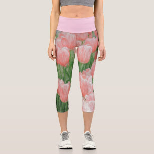 Capris mit hellrosa gestrichenen Tulpen