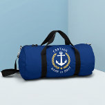 Captain Anchor Boat Name Gold Laurel Navy Gym Duffle Bag<br><div class="desc">Ein eigens entworfener nautischer Bootsanker,  goldene Lorbeerfische und ein goldener Stern mit Captain Rank oder einem anderen Titel sowie Ihr personalisierter Name oder Ihr Bootsname auf einem stilvollen Fitnessraum oder einer Reisetasche in Marineblau. 2 Größen zur Auswahl. Macht ein großartiges Geschenk.</div>