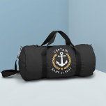 Captain Anchor Ihr Boot Name Gold Laurel Black Duffle Bag<br><div class="desc">Ein eigens entworfener nautischer Bootsanker,  goldene Lorbeerfische und ein goldener Stern mit Captain Rank oder einem anderen Titel und Ihrem personalisierten Namen oder Bootsnamen auf einem stilvollen Fitnessraum oder einer Reisetasche. Macht ein großartiges Geschenk.</div>