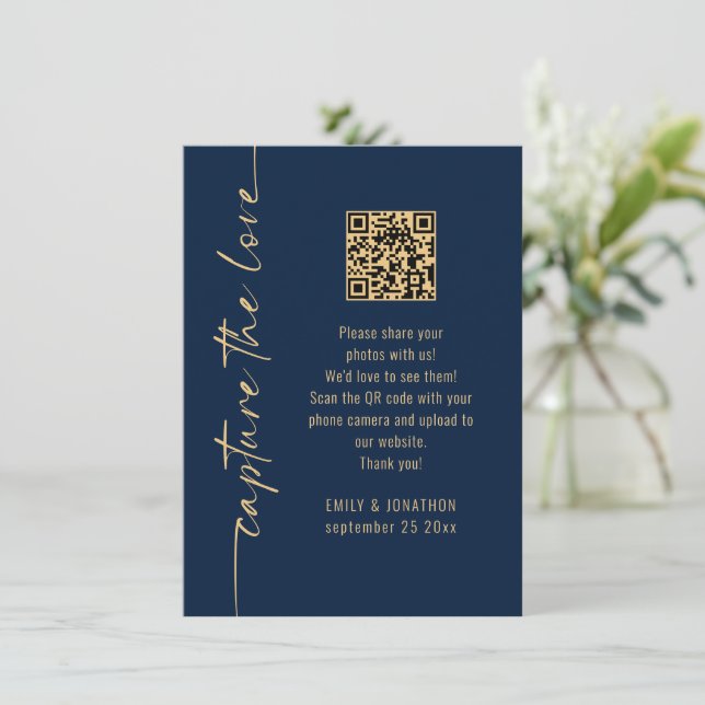 Capture the Love QR Code Navy Gold Wedding Card Einladung (Stehend Vorderseite)