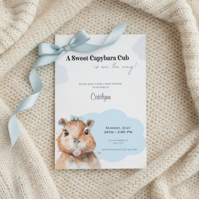 Capybara Baby Shower • Blue Bow Theme Einladung (Baby shower invitation with capybara and blue bow on cream knitted blanket, soft neutral tones.)