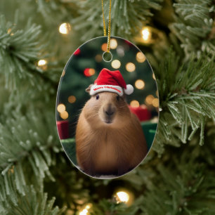 "Capybara Claus: Ein festliches Bokeh-Wunderland" Keramik Ornament