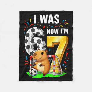 Capybara Fußball Geburtstag Ich war 6 jetzt bin ic Fleecedecke