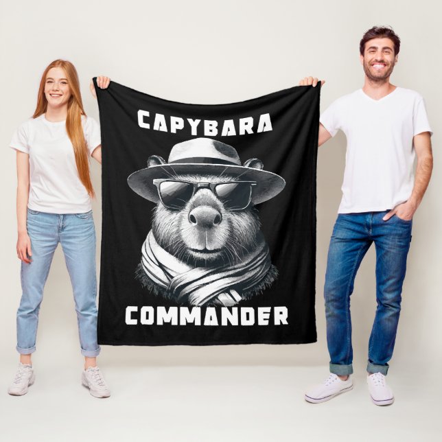Capybara mit Sonnenbrille Capy Kommandant Fleecedecke (Beispiel)