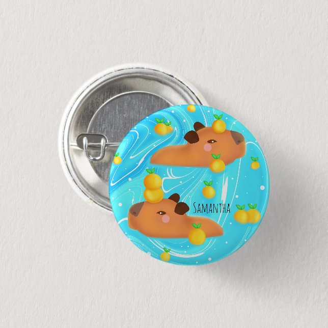 Capybaras in Wasser mit Orangen Button (Vorne & Hinten)