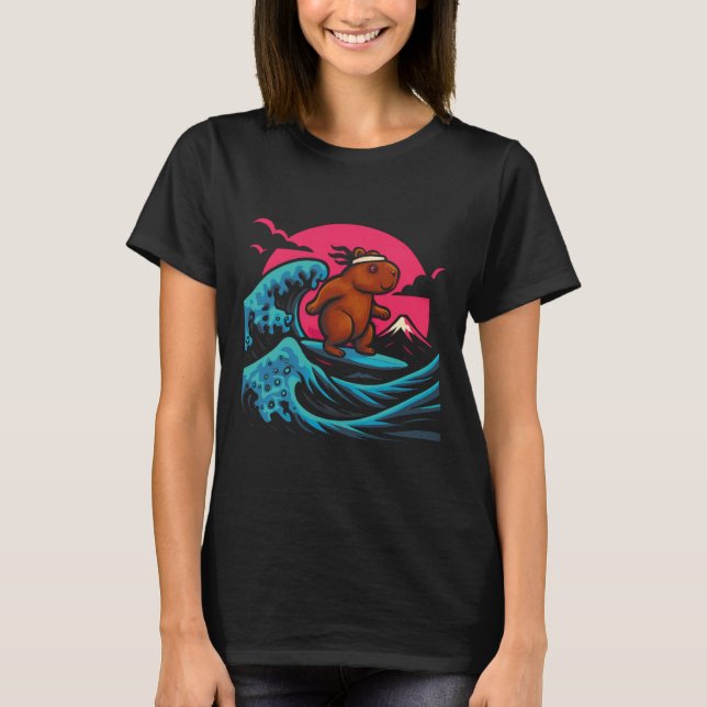 Capyra Riding Waves Under Pink Sky Funny Summer Te T-Shirt (Vorderseite)
