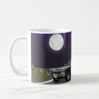 Car in desert night kaffeetasse
