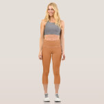 Caramel Solid Schlicht Color India Capri Leggings<br><div class="desc">Caramel ist eine beliebte Farbe in Indien und auf der ganzen Welt und wird oft in Mode und Innenarchitektur verwendet. Es ist ein warmer, erdiger Ton, der an karamellisierten Zucker erinnert und von einem hellen Beige bis hin zu einem reichen, tiefen Braun reichen kann. Die schlichten, karamellfarbenen Kleidungsstücke sind vielseitig...</div>