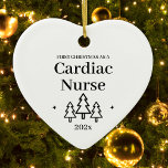 Cardiac Nurse First Christmas Keramik Ornament<br><div class="desc">Erste Weihnachten als Herz-Pflege Herz-Ornament für einen neuen Job in der Pflege. Elegante Porzellan Keramik Urlaubsornamente in Weiß mit schwarzer Schrift. Mit Weihnachtsbäumen und Sternen.</div>
