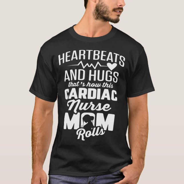 Cardiac Nurse Mom Cardiology Heartbeats and Hugs T-Shirt (Vorderseite)