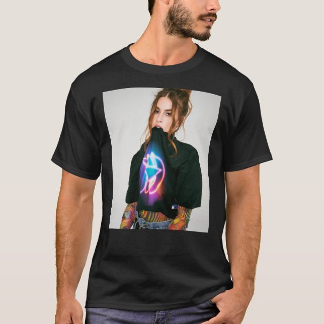 Cari     FletcherKlassischer T - Shirt (Vorderseite)