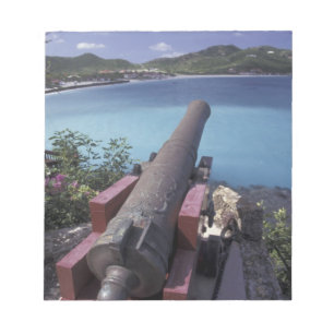 CARIBBEAN, St. Barts, Connon, die in die Bucht von Notizblock