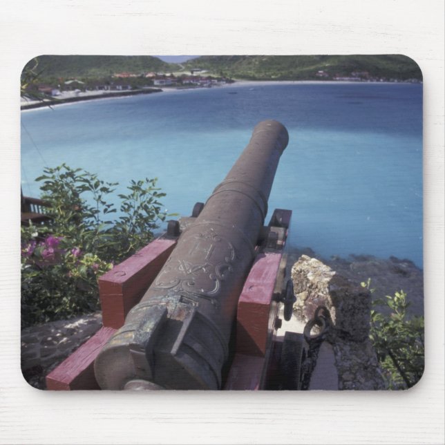 CARIBBEAN, St. Barts, Connon in die Bucht von Mousepad (Vorne)