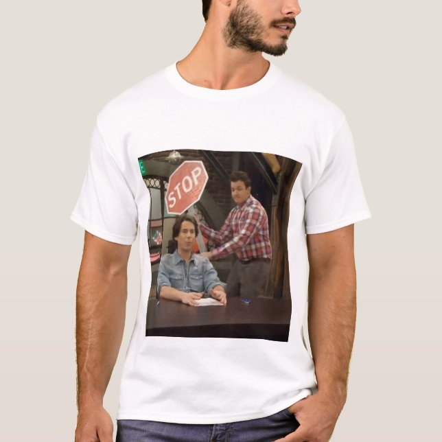 Carly Gibby trifft den Spencer mit einem Stoppschi T-Shirt (Vorderseite)