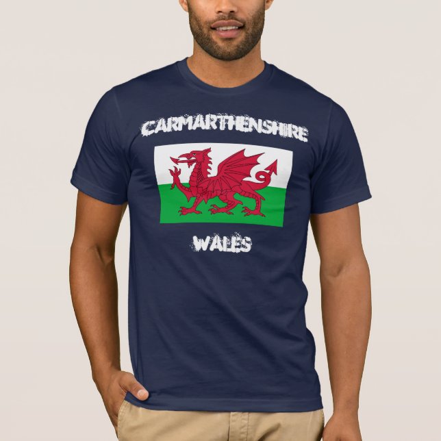Carmarthenshire, Wales mit walisischer Flagge T-Shirt (Vorderseite)