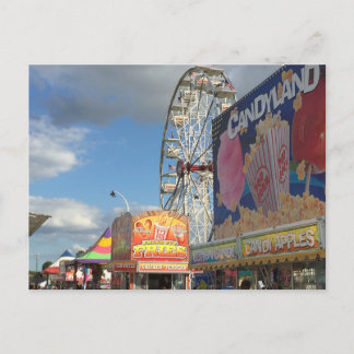 Carnival Midway mit Sno Cone steht im Vordergrund Postkarte