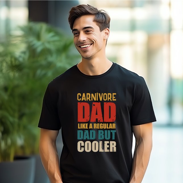 Carnivore-Vater wie ein regelmäßiger Vater, aber C T-Shirt (Handsome man wearing a black t-shirt with the words "Carnivore Dad - Like A Regular Dad But Cooler")