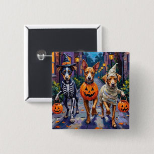 Carolina beim Trick-or-Treat in einem Halloween-Ko Button