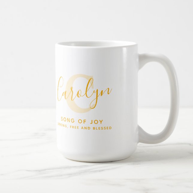 Carolyn-Name bedeutet monogramm-C-gelber Text Kaffeetasse (Rechts)
