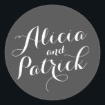 Carolyna Wedding Runder Aufkleber<br><div class="desc">Elegantes Hochzeitsdesign mit den Namen der Braut und des Bräutigams in einem großen handgeschriebenen Schriftsatz. Die Farben und Schriftart des Designs sind vollständig anpassbar. Für passende Artikel wie Rsvp-Karten,  Aufkleber,  Beipackkarten und vieles mehr,  klicken Sie auf den unten stehenden Link,  um die gesamte Carolyna Hochzeitskollektion anzuzeigen.</div>