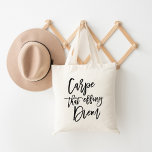 Carpe, die Diem Brush Lettered Tragetasche<br><div class="desc">Karpfentag! Erleben Sie den Tag mit dieser niedlichen typografischen Tasche mit "carpe that effing diem" in der handgeschriebenen schwarzen Pinselschrift. Ein moderner,  frischer und lustiger Akt des klassischen lateinischen Aphorismus.</div>