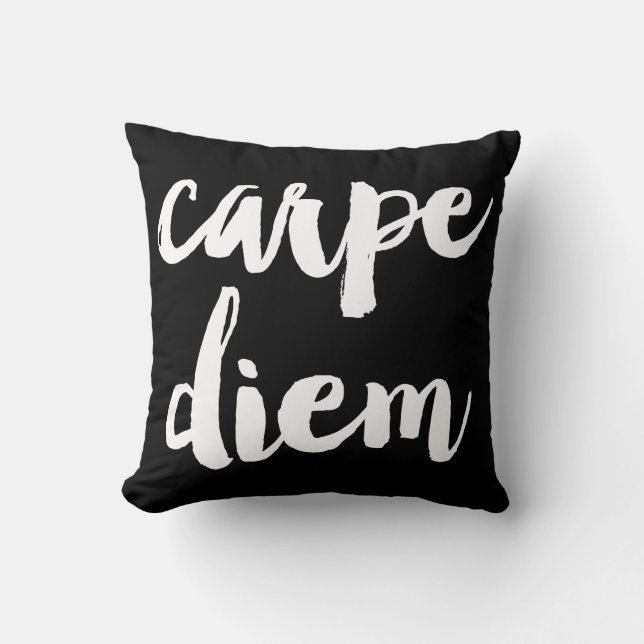 Carpe Diem Brush Typografy Statement Pillow Kissen (Vorderseite)