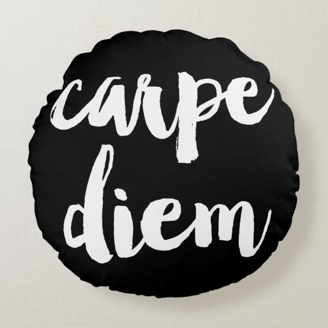 Carpe Diem Brush Typografy Statement Pillow Rundes Kissen (Vorderseite)