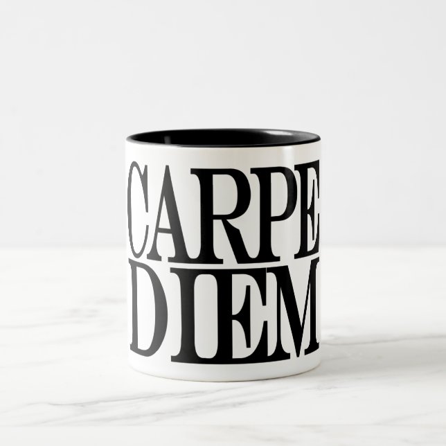 Carpe Diem lateinische Zitat-Tasse Zweifarbige Tasse (Mittel)