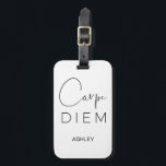 CARPE DIEM | Typografie mit schwarzer Hand Gepäckanhänger<br><div class="desc">Sieg den Tag! Das ist es! Machen Sie Ihr Leben außergewöhnlich! Eine weiße Gepäckmarke mit "Carpe Diem" in zwei schwarzen Schriftart: eine wunderschöne, sexy handgeschriebene Schriftzeichen-Kalligraphie-Typografie und eine wunderschöne, leichte, elegante Sans-Serif. Personalisiert mit dem Namen unten. Auf der Rückseite der Karte befindet sich ein Steckplatz für Ihre Visitenkarte. Stilvoll, modern...</div>