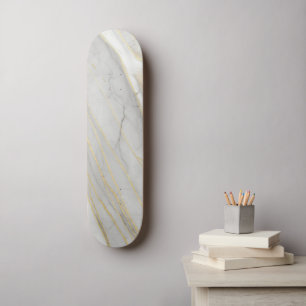 Carrara-Marmor-Textur mit goldenen Adern Skateboard