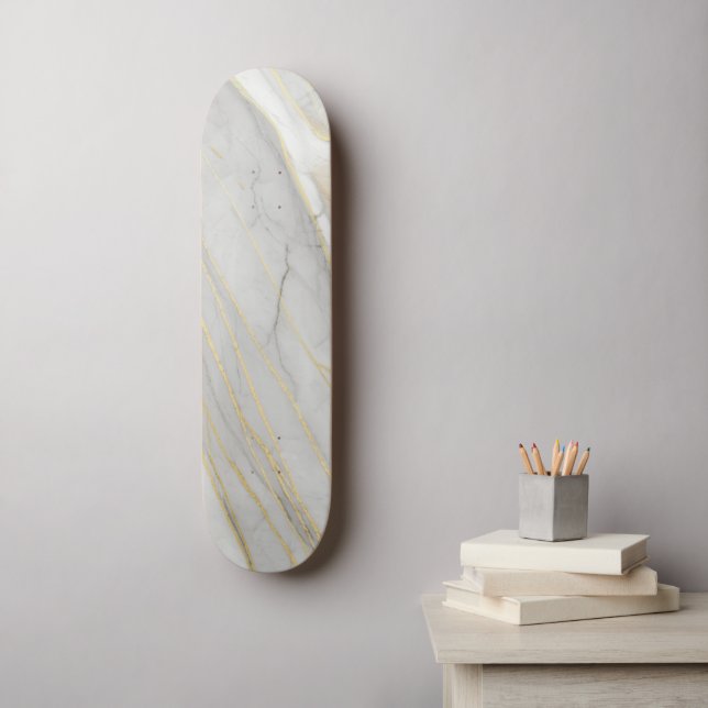 Carrara-Marmor-Textur mit goldenen Adern Skateboard (Wandkunst)
