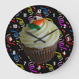 Carrot Cake Cupcake mit Confetti Große Wanduhr