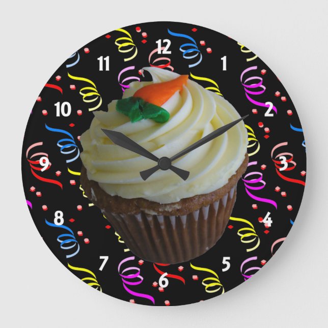 Carrot Cake Cupcake mit Confetti Große Wanduhr (Vorderseite)